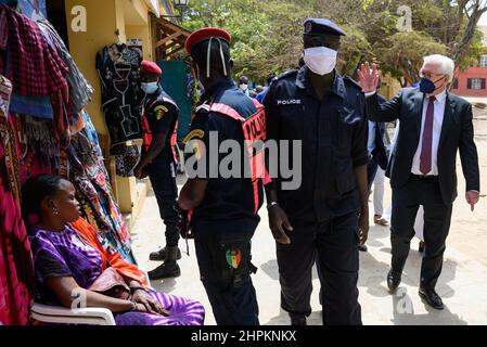 Dakar, Senegal. 22nd. Februar 2022. Bundespräsident Frank-Walter Steinmeier geht in die Residenz des Gorée-Instituts auf der Insel Gorée. Präsident Steinmeier ist zu einem dreitägigen Besuch in der Westafrikanischen Republik Senegal. Quelle: Bernd von Jutrczenka/dpa/Alamy Live News Stockfoto