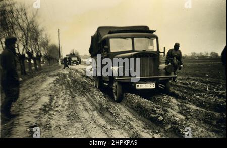 2. Weltkrieg WW2 deutsche Soldaten erobern die Ostfront - 13. April 1941, wehrmacht in Jugoslawien - Lastwagen bocken ab Stockfoto