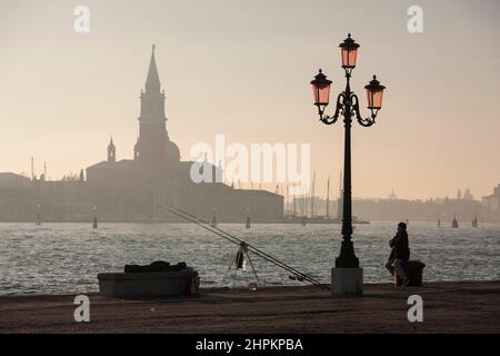 Fischer warten mit San Giorgio Kirche Hintergrund, Venedig, Venetien, Italien, Europa Stockfoto