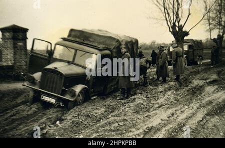 2. Weltkrieg WW2 deutsche Soldaten erobern die Ostfront - 13. April 1941, wehrmacht in Jugoslawien - Lastwagen bocken ab Stockfoto