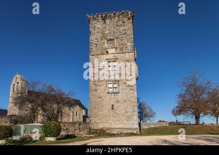 Eglise Saint-Pantaléon et Tour de Chavagnac Stockfoto