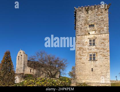 Eglise Saint-Pantaléon et Tour de Chavagnac Stockfoto