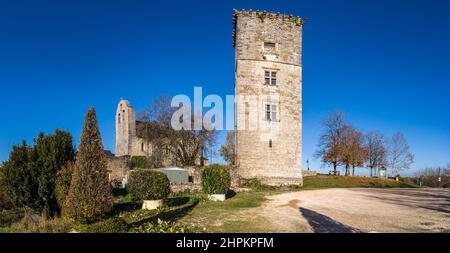 Vue panoramique de l'église Saint-Pantaléon et de la Tour de Chavagnac Stockfoto