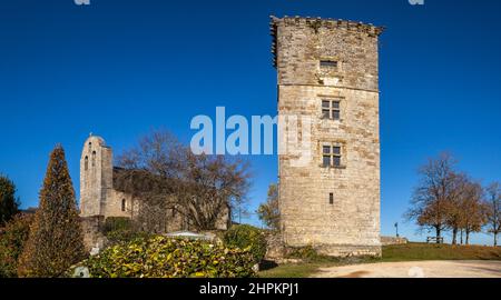 Vue panoramique de l'église Saint-Pantaléon et de la Tour de Chavagnac Stockfoto