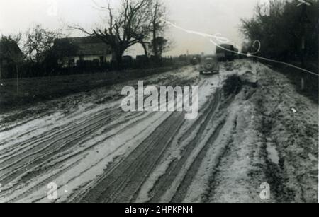 2. Weltkrieg WW2 deutsche Soldaten erobern die Ostfront - 13. April 1941, wehrmacht in Jugoslawien - Lastwagen bocken ab Stockfoto