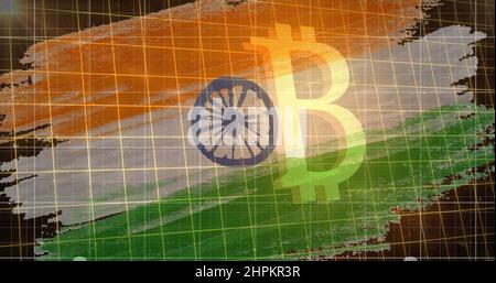 Bild eines fliessenden Bitcoin-Symbols und blauer Linien über der Flagge indiens im Hintergrund Stockfoto