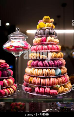 Candy-Shop-Display mit bunten Pyramide von Französisch Makronen Kekse in der Nacht Stockfoto