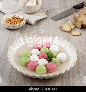 Tang Yuan oder traditioneller chinesischer süßer Reisball aus klejegem Reis mit süßer Suppe, quadratisches Bild Stockfoto