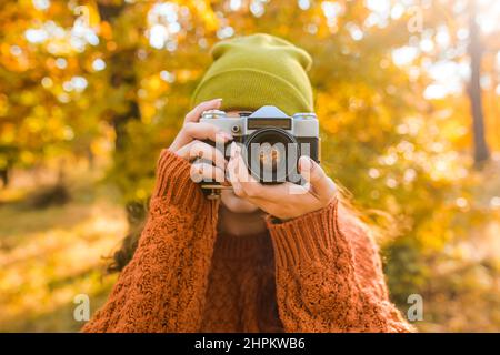 Frau unter Bild im Herbst Wald Stockfoto