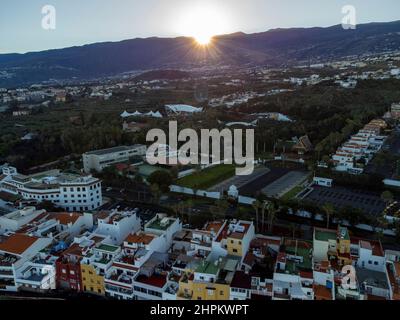 Luftaufnahme auf bunte Häuser und schwarze Lavasteine im kleinen Fischerdorf Punta Brava in der Nähe von Puerto de la Cruz, Teneriffa, Kanarische Inseln bei Sonnenaufgang Stockfoto