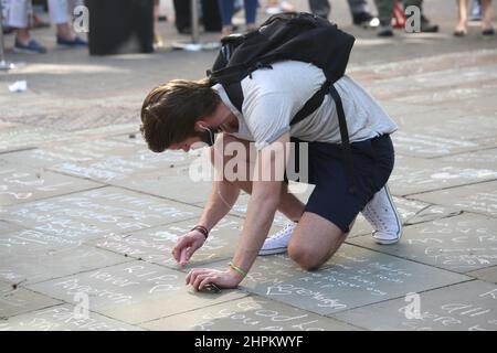 Nach der Bombe von Manchester zollen Menschen auf dem St. Ann's Square Tribut Stockfoto