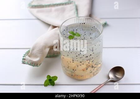 Bird's Nest Ice atau Es Sarang Burung. Indonesische Spezialitäten Getränk Dessert. Hergestellt aus rasierte Gelee, Chia Seeds und süßem Sirup. Stockfoto