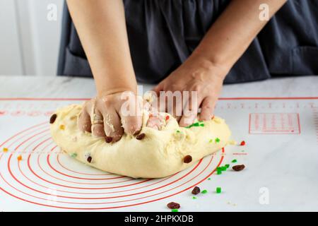 Baker Kenading Brotteig und Bäckerei auf White Kitchen, Backprozess Herstellung von Fruchtbrot Stockfoto
