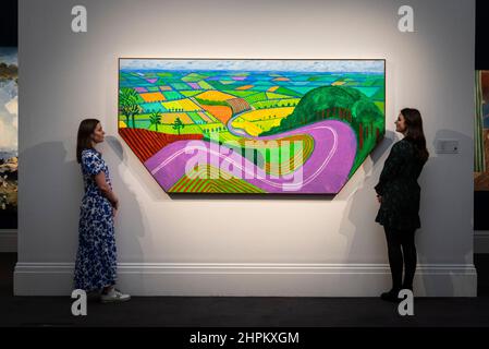 London, Großbritannien. 22nd. Februar 2022. Staff Pose mit „Garrowby Hill“, 2017, von David Hockney (est. £7.500.000-10.500.000) in einer Vorschau auf Sothebys bevorstehenden Verkauf moderner und zeitgenössischer Kunst. Die Werke werden am 2. März in Sothebys New Bond Street Galerien versteigert. Kredit: Stephen Chung/Alamy Live Nachrichten Stockfoto