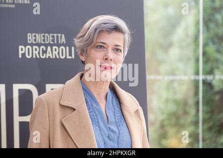 Rom, Italien. 22nd. Februar 2022. Sandra Ceccarelli nimmt an der Fotoserie des Films 'L'ombra del giorno' in Rom Teil (Foto: Matteo Nardone/Pacific Press) Quelle: Pacific Press Media Production Corp./Alamy Live News Stockfoto