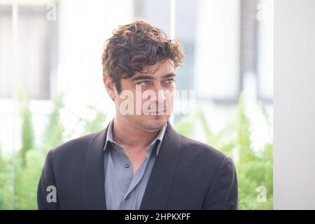 Rom, Italien. 22nd. Februar 2022. Riccardo Scamarcio nimmt an der Fotoserie des Films 'L'ombra del giorno' in Rom Teil (Foto: Matteo Nardone/Pacific Press) Quelle: Pacific Press Media Production Corp./Alamy Live News Stockfoto