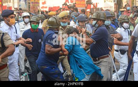 Kalkutta, Westbengalen, Indien. 22nd. Februar 2022. Chaos in Kalkutta inmitten von Protesten, die Gerechtigkeit für den Studentenführer Anish Khan fordern. Studenten der Aliah University und anderer Universitäten beteiligten sich an einer Protestkundgebung gegen den Mordfall Anish Khan. Anish Khan, ein Studentenführer, der fast 130 Tage lang gegen die Regierung Mamata Banerjee protestierte, wurde angeblich in Howrah ermordet. (Bild: © Rahul Sadhukhan/Pacific Press via ZUMA Press Wire) Stockfoto