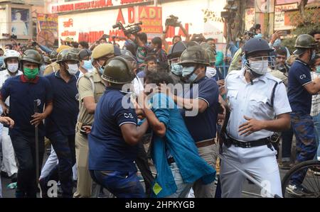 Kalkutta, Westbengalen, Indien. 22nd. Februar 2022. Chaos in Kalkutta inmitten von Protesten, die Gerechtigkeit für den Studentenführer Anish Khan fordern. Studenten der Aliah University und anderer Universitäten beteiligten sich an einer Protestkundgebung gegen den Mordfall Anish Khan. Anish Khan, ein Studentenführer, der fast 130 Tage lang gegen die Regierung Mamata Banerjee protestierte, wurde angeblich in Howrah ermordet. (Bild: © Rahul Sadhukhan/Pacific Press via ZUMA Press Wire) Stockfoto