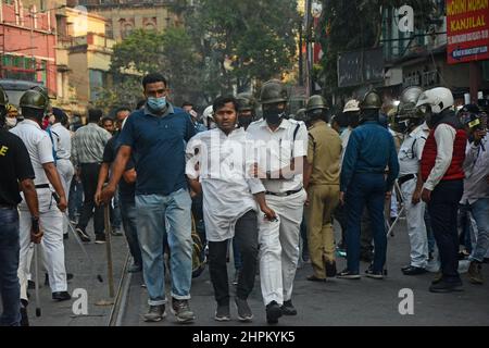 Kalkutta, Westbengalen, Indien. 22nd. Februar 2022. Chaos in Kalkutta inmitten von Protesten, die Gerechtigkeit für den Studentenführer Anish Khan fordern. Studenten der Aliah University und anderer Universitäten beteiligten sich an einer Protestkundgebung gegen den Mordfall Anish Khan. Anish Khan, ein Studentenführer, der fast 130 Tage lang gegen die Regierung Mamata Banerjee protestierte, wurde angeblich in Howrah ermordet. (Bild: © Rahul Sadhukhan/Pacific Press via ZUMA Press Wire) Stockfoto