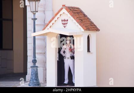 Monaco Ville, Monaco - 13. AUGUST 2021: Wache im Dienst am Posten vor dem Fürstenpalast auf dem Palastplatz.Soldaten in schönem Weiß Stockfoto