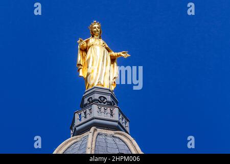 LYON, FRANKREICH - 24. MAI 2015: Statue der Muttergottes schmückt die Kuppel des Glockenturms der Basilika Notre Dame de Fourviere. Stockfoto