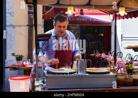 LYON, FRANKREICH - 24. MAI 2015: Cook demonstriert öffentlich die Zubereitung von Pfannkuchen in einer Straße der Altstadt Stockfoto