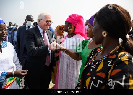 Dakar, Senegal. 22nd. Februar 2022. Bundespräsident Frank-Walter Steinmeier besucht die Insel Gorée und wird dort von den Einheimischen begrüßt. Präsident Steinmeier ist zu einem dreitägigen Besuch in der Westafrikanischen Republik Senegal. Quelle: Bernd von Jutrczenka/dpa/Alamy Live News Stockfoto