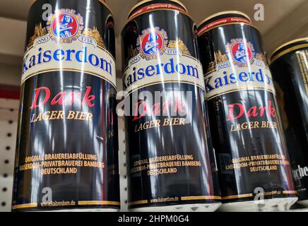 YICHANG, CHINA - 22. FEBRUAR 2022 - Deutsches Bier im Supermarkt in Yichang, Provinz Hubei, China, 22. Februar 2022. Bilateraler Handel zwischen den beiden Ländern Stockfoto