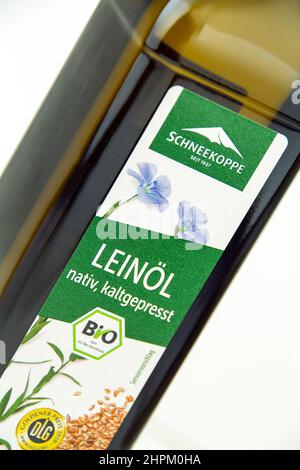 Hamburg, Deutschland - Februar 22 2022: 1 Flasche Schneekoppe Leinöl nativ Hintergrund Weiss - 1 Flasche Schneekoppe Leinöl nativer Hintergrund Stockfoto
