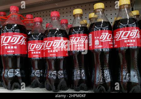 YICHANG, CHINA - 22. FEBRUAR 2022 - Coca-Cola-Getränke werden in einem Supermarkt in Yichang, Provinz Hubei, China, verkauft, 22. Februar 2022. Coca-Cola kürzlich Stockfoto