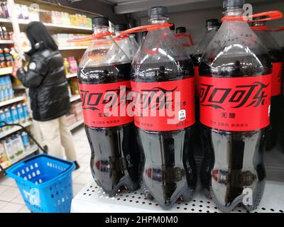 YICHANG, CHINA - 22. FEBRUAR 2022 - Coca-Cola-Getränke werden in einem Supermarkt in Yichang, Provinz Hubei, China, verkauft, 22. Februar 2022. Coca-Cola kürzlich Stockfoto