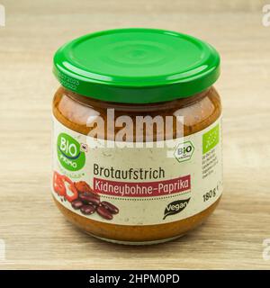 Hamburg, Deutschland - Februar 22 2022: Bio Primo veganer Bio Primo veganer Brotaufstrich im Glas - Bio Primo vegan Bio Primo vegan im Glas verteilen Stockfoto