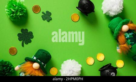 Happy St. Patricks Day flache Lay-Komposition mit Leprechaunen, Kleeblatt, Goldmünzen. Weihnachtsbanner im „Saint Patricks Day“-Design. Stockfoto