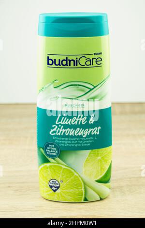 Hamburg, Deutschland - Februar 22 2022: Budni Care Duschgel Limette und Zitronengras Produkt auf weiss Holz Hintergrund - Budni Care Duschgel lime and Stockfoto