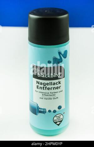 Hamburg, Deutschland - Februar 22 2022: Blackbird Nagellack Entferner Flasche auf weissem Hintergrund - Blackbird Nagellack Remover Flasche auf weißer BA Stockfoto