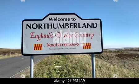 ALSTON. CUMBRIA. ENGLAND. 21-09-19. Ein Grenzstraßenschild für die Grafschaft Northumberland an der Straße A686 auf dem Weg zur Stadt Hexham. Stockfoto