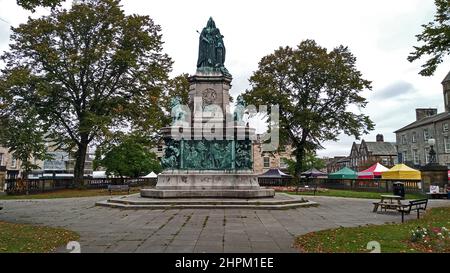 LANCASTER. LANCASHIRE. ENGLAND. 18.09.21. Dalton Square und Queen Victoria Statue. Stockfoto