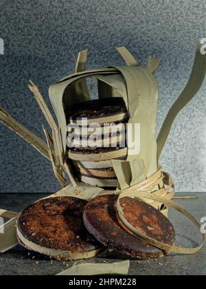 02 15 2022 traditionelle handgemachte Palmblatt Verpackung für Palm Jaggery Studio Shot Lokgram Kalyan Maharashtra Indien. Stockfoto