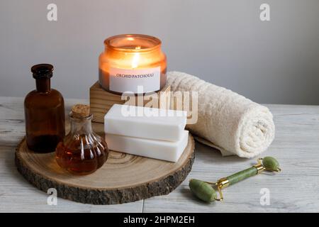 Schönheitsbehandlungen für Spa-Behandlungen auf weißem Holztisch, Seife, Kerze, ätherischen Ölen. Speicherplatz kopieren Stockfoto