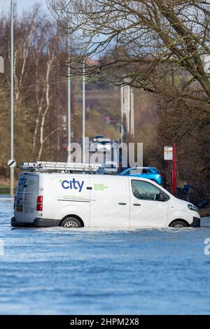 Castleford, Großbritannien. 22nd. Februar 2022. Ein Lieferwagen in Castleford wird im Hochwasserwasser aufgegeben, nachdem er gestrandet war, als der Sturm Franklin am Wochenende in Castleford, Großbritannien, den Fluss Aire zum Platzen seiner Ufer veranlasste. Dies war der 2/22/2022. (Foto von James Heaton/News Images/Sipa USA) Quelle: SIPA USA/Alamy Live News Stockfoto