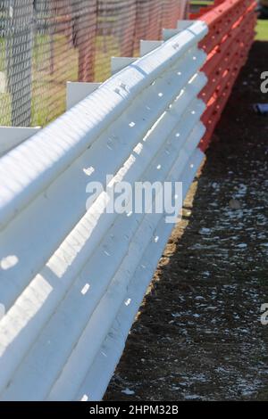 Rot und Weiß Racing Armco Sicherheitsbarriere Stockfoto