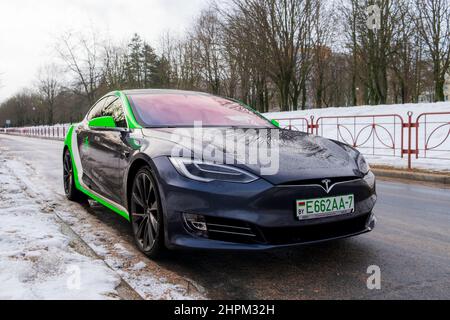 MINSK, WEISSRUSSLAND - 20. FEBRUAR 2022: Tesla Model S Carsharing-Elektroauto auf der Straße wartet auf einen Kunden Stockfoto