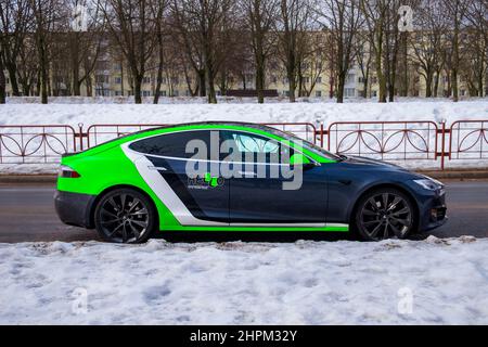 MINSK, WEISSRUSSLAND - 20. FEBRUAR 2022: Tesla Model S Carsharing-Elektroauto auf der Straße wartet auf einen Kunden Stockfoto