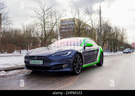 MINSK, WEISSRUSSLAND - 20. FEBRUAR 2022: Tesla Model S Carsharing-Elektroauto auf der Straße wartet auf einen Kunden Stockfoto
