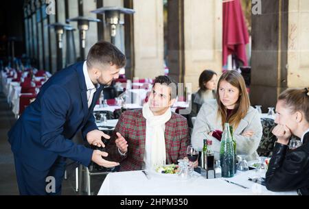 Verärgerte Gäste mit Manager im Restaurant Stockfoto