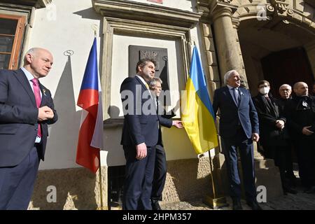 Prag, Tschechische Republik. 22nd. Februar 2022. Der Vorsitzende des tschechischen Senats, Milos Vystrcil (Civic Democrats, ODS), Mitte, und Jiri Ruzicka, 2nd rechts, Heben Sie die ukrainische Nationalflagge zeigt Unterstützung für Kiew . Der Botschafter der Ukraine in der Tschechischen Republik, Jewhen Perebyinis, 2nd links, nimmt am 22. Februar 2022 in Prag, Tschechische Republik, Teil. Quelle: VIT Simanek/CTK Photo/Alamy Live News Stockfoto