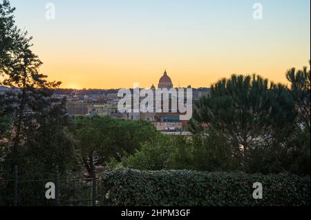 Blick auf die Skyline von Rom und den Vatikan bei Sonnenuntergang, mit der Kuppel der Basilika St. Peter als Silhouette vom Aussichtspunkt Pincio, Italien Stockfoto