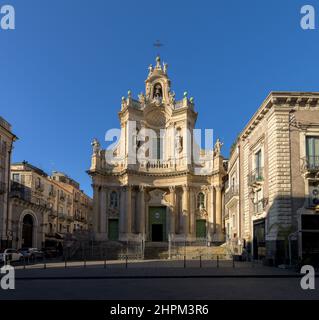 Basilica della Collegiata di Maria Santissima dell'Elemosina, eine Klosterkirche mit typischer Barockfassade und Glockenturm, im Stadtzentrum von Catania Stockfoto