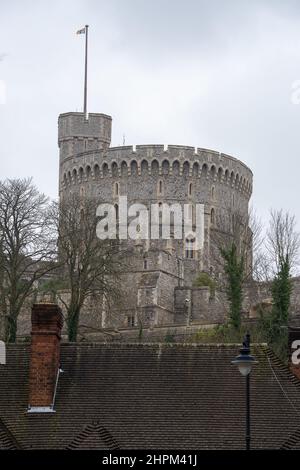 Windsor, Großbritannien. 22nd. Februar 2022. Die Royal Standard Flagge fliegt über Windsor Castle. Ihre Majestät, die Königin, hat Covid-19 unter Vertrag genommen und bleibt im Windsor Castle für leichte Aufgaben. Quelle: Maureen McLean/Alamy Live News Stockfoto