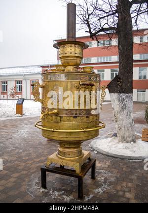 Tula, Russland - 4. Januar 2021: Ein großer, in Holz brennender Samowar am Kasaner Ufer der Stadt Tula Stockfoto